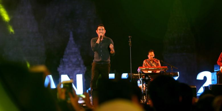 Rio Febrian tampil di Prambanan Jazz Festival 2017 di kompleks Candi Prambanan, Yogyakarta, Sabtu (19/8/2017). Prambanan Jazz Festival berlangsung selama tiga hari dari 18 sampai 20 Agustus 2017 di Candi Prambanan, Yogyakarta.