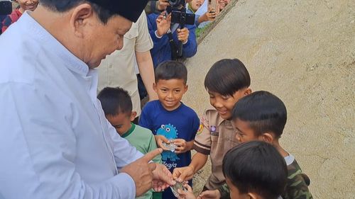 Bagikan Koin Menhan ke Anak-anak di Tasikmalaya, Prabowo: Kalau Sudah Besar, Ingat Saya Pernah ke Sini