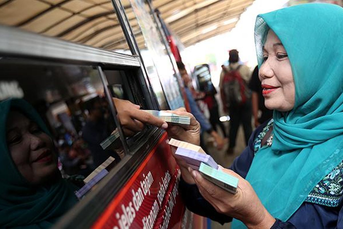 Warga antusias menukarkan mata uang rupiah Negara Kesatuan Republik Indonesia (NKRI) tahun emisi 2016 di lokasi penukaran uang di Blok M Square, Jakarta, Senin (19/12/2016). 