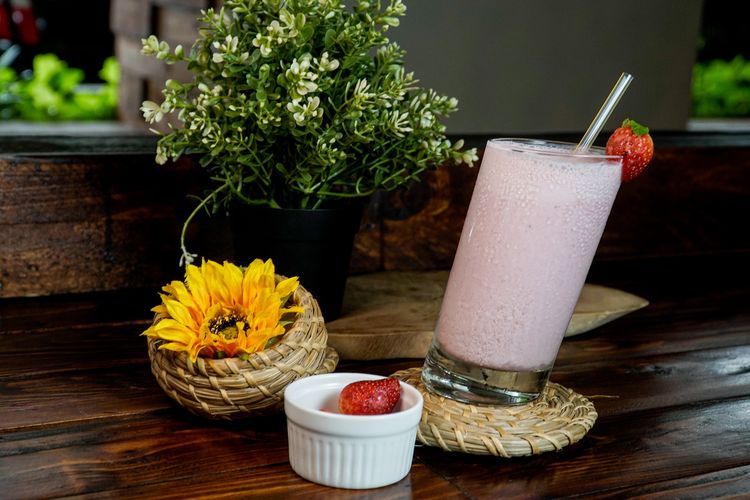 Juice Through It Two, jus stroberi segar minuman andalan Canabeans Bintaro. 