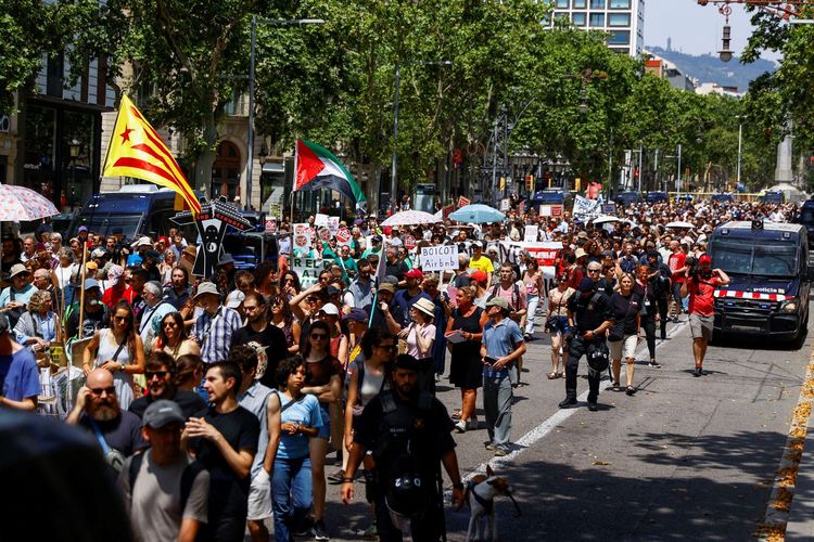  Sejumlah orang menggelar aksi demontrasi menolak fenomena pariwisata massal (mass tourism) di kawasan Eropa Selatan pada Minggu (15/6/2025). Aksi demonstrasi tersebut berlangsung di Barcelona (Spanyol), Portugal, dan Italia.