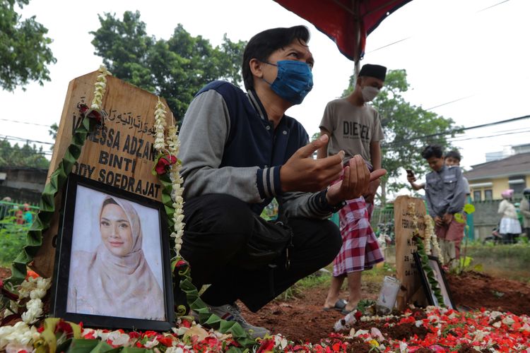 Warga ziarah ke makam Vanessa Angel dan Febri (Bibi) Andriansyah di Taman Makam Malaka, Pesanggrahan, Jakarta Selatan, Jumat (5/11/2021). Vanessa Angel dan Bibi Andriansyah meninggal dalam sebuah kecelakaan tunggal di Tol Jombang, Jawa Timur, Kamis (4/11/2021).