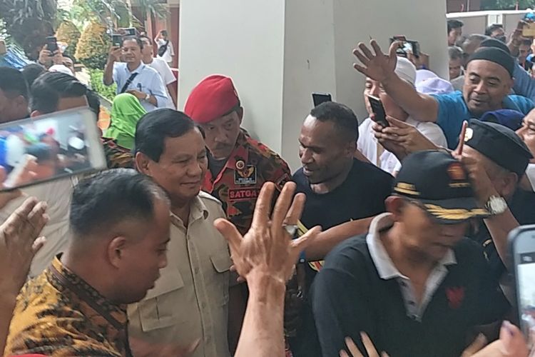 Calon presiden nomor urut 02 Prabowo Subianto menghadiri acara konsolidasi sekaligus syukuran klaim kemenangan yang digelar oleh para relawan Prabowo-Sandiaga di Padepokan Pencak Silat, Taman Mini Indonesia Indah (TMII), Jakarta Timur, Rabu (24/4/2019).