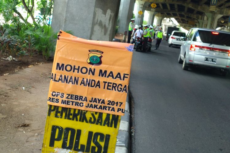 Petugas kepolisian melakukan penindakan terhadap roda dua yang masuk jalur cepat di Operasi Zebra 2017, Jakarta Pusat