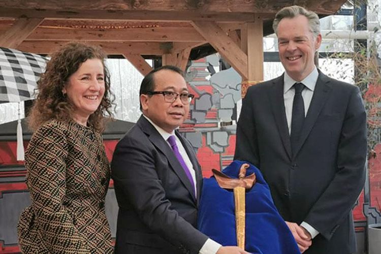 Menteri Pendidikan, Kebudayaan dan Ilmu Pengetahuan Belanda, Ingrid van Engelshoven (kiri); Duta Besar RI untuk Belanda, I Gusti Agung Wesaka Puja (tengah) dan Direktur Nationaal Museum van Wereldculturen, Stijn Schoonderwoerd (kanan) saat penyerahan keris Pangeran Diponegoro.