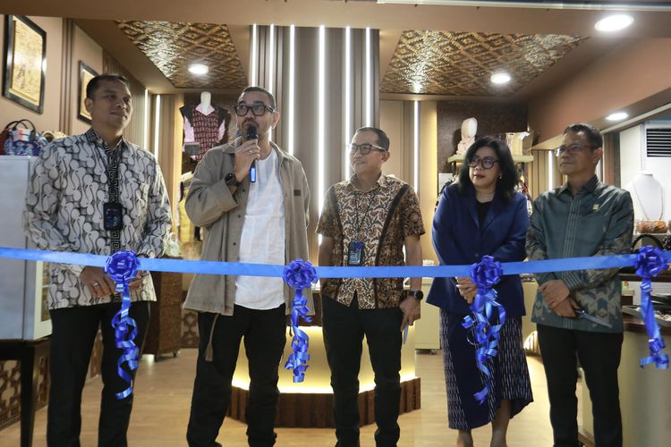 Staff Khusus Menteri Badan Usaha Milik Negara (BUMN), Arya Sinulingga (kedua dari kiri) saat membuka acara Peresmian Power UMK Hub di PLN Kantor Pusat, Jakarta Selatan (212) bersama Tenaga Ahli Bidang Komunikasi Internal Kementerian BUMN, Dian Safitri (kedua dari kanan), Sekretaris Perusahaan PLN, Alois Wisnuhardana (ketiga dari kanan), Executive Vice President Komunikasi Korporat dan TJSL, Gregorius Adi Trianto (kiri), General Manager PLN Unit Induk Distribusi (UID) Jakarta Raya, Lasiran (kanan).
