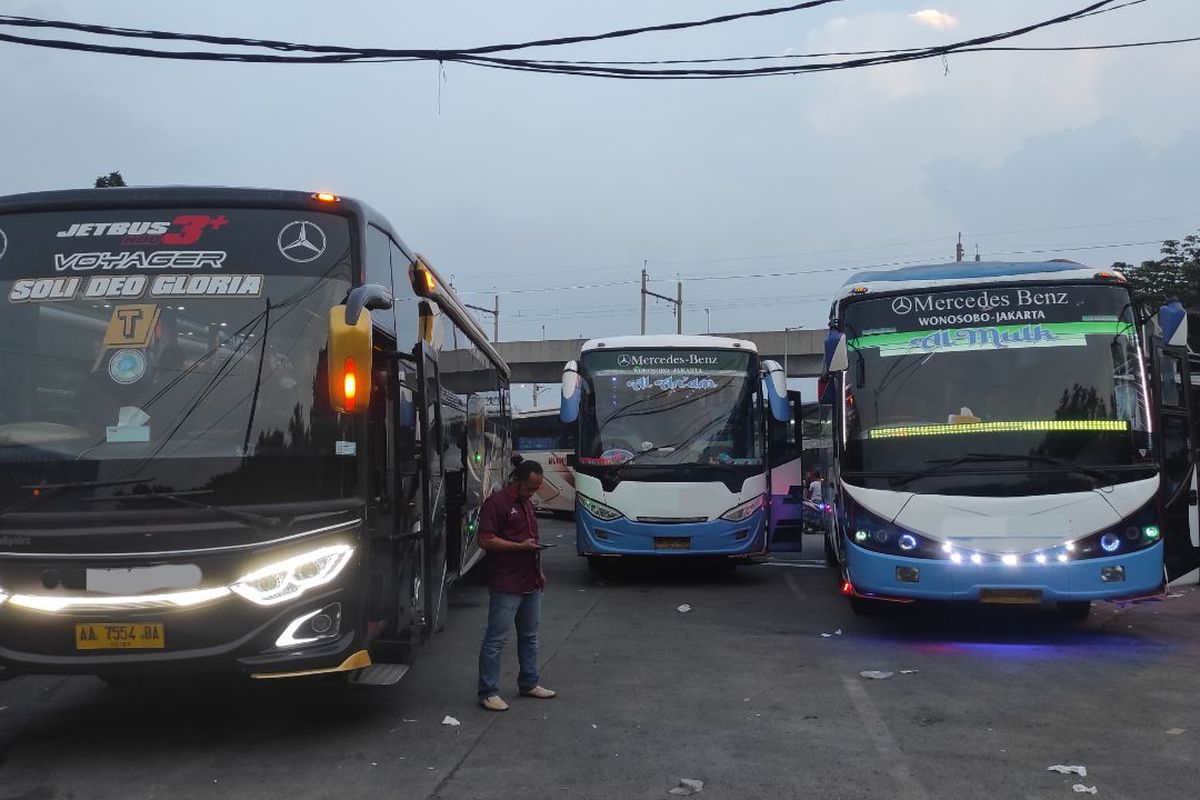 Sejumlah bus memadati Terminal Lebak Bulus, Jakarta Selatan, pada Selasa (18/4/2023). 