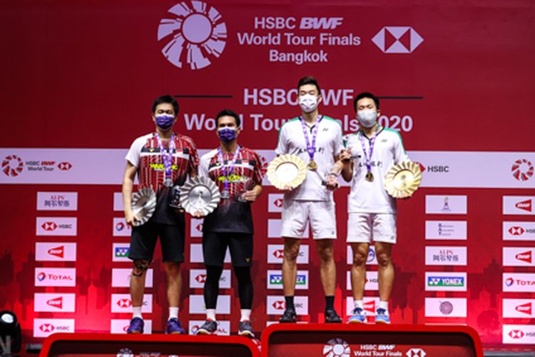 Juara BWF World Tour Finals nomor ganda putra, Lee Yang/Wang Chi-Lin (Taiwan), bersama runner-up Mohammad Ahsan/Hendra Setiawan.