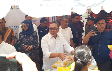 Menteri Perdagangan (Mendag) Zulkifli Hasan atau Zulhas seusai meninjau kebutuhan pokok dan membagikan beras di Pasar Legi Solo, Jawa Tengah, Minggu (24/9/2023).
