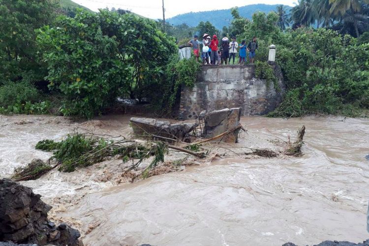 Kondisi jembatan di Dusun Tonala Kecamatan Tolangohula Kabupaten Gorontalo yang ambruk dihantam banjir
