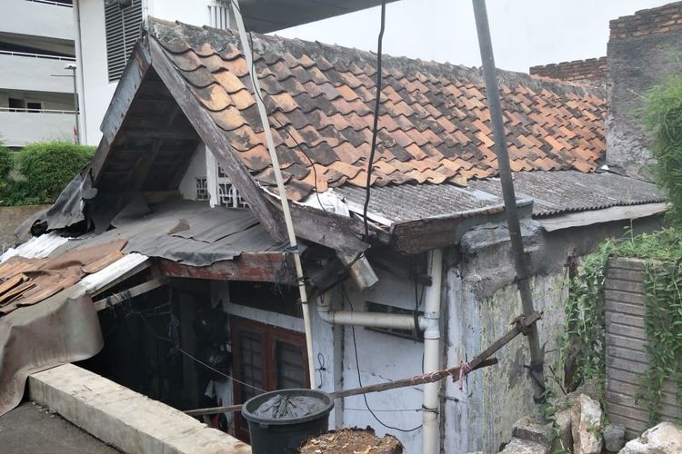 Kondisi Rumah Ibu Lies yang Dikelilingi Gedung Apartemen Thamrin Executive, Jalan Kebon Melati, Jakarta Pusat, Sabtu (20/9/2019).