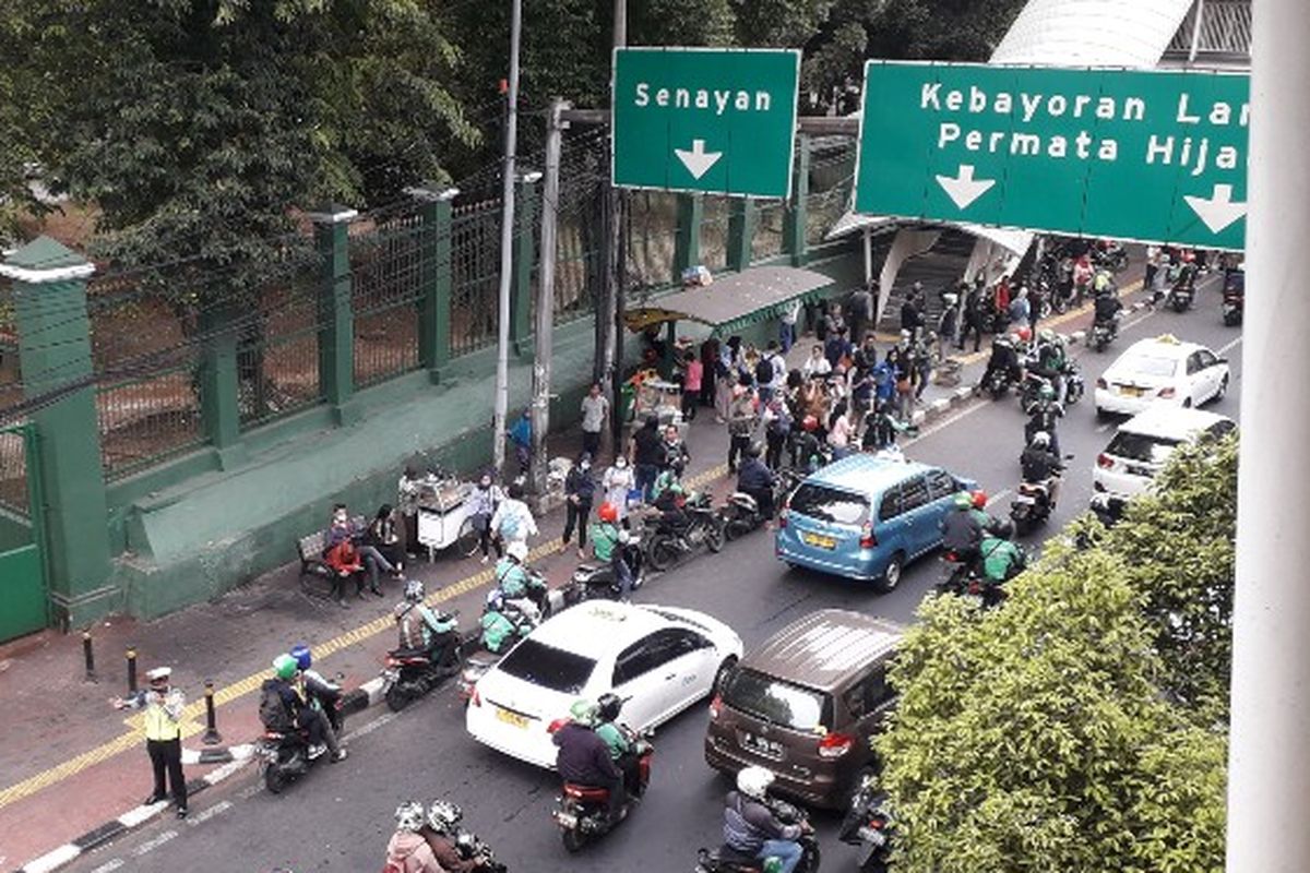 Kepadatan kendaraan di pintu timur Stasiun Palmerah, Jakarta Pusat, Rabu (19/9/2018), disebabkan oleh ojek online, bus Kopaja, ojek pangkalan, dan kendaraan pribadi.