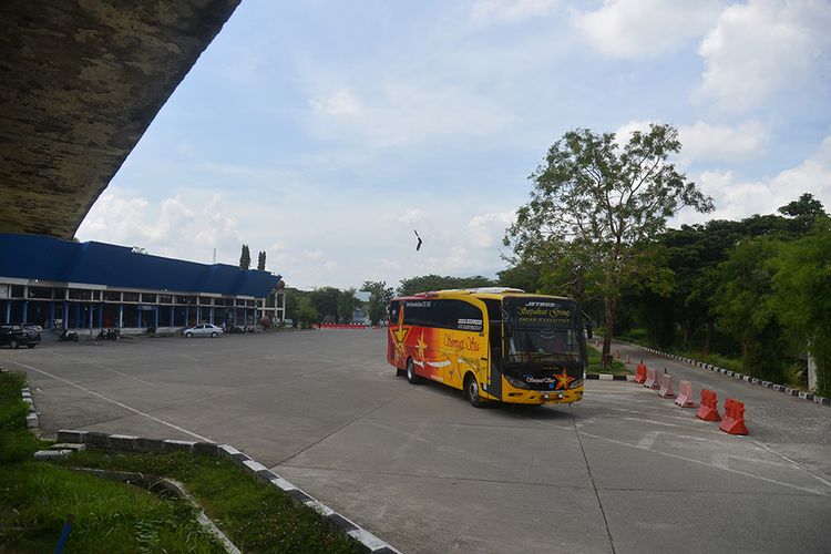 Bus trayek Banda Aceh-Medan (Sumut) meninggalkan Terminal Batoh, di Banda Aceh, Aceh, Senin (30/3/2020). Menurut petugas di terminal tersebut, pemberangkatan bus umum terpaksa dikurangi masing masing perusahaan yang hanya memberangkatkan satu unit bus pada malam, sedangkan siang sebagian besar bus tidak beroperasi akibat penumpang sepi terkait larangan warga berpergian untuk mengantisipasi penyebaran COVID-19.