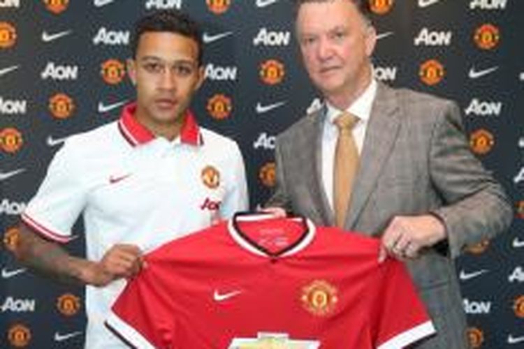 Memphis Depay (kiri) dan Louis van Gaal.