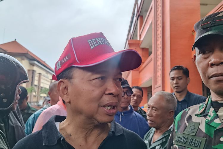 Gubernur Bali Wayan Koster saat meninjau Pasar Kumbasari, Kota Denpasar, usai terendam banjir pada Rabu (10/9/2025). KOMPAS.com/ Yohanes Valdi Seriang Ginta