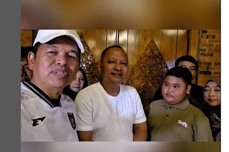 Zaki (kedua dari kanan), bocah SD asal Indramayu, Jawa Barat, bersama keluarganya menemui Gubernur Jawa Barat Dedi Mulyadi. Zaki digugat oleh kakeknya perihal tanah warisan usai ayah Zaki meninggal.