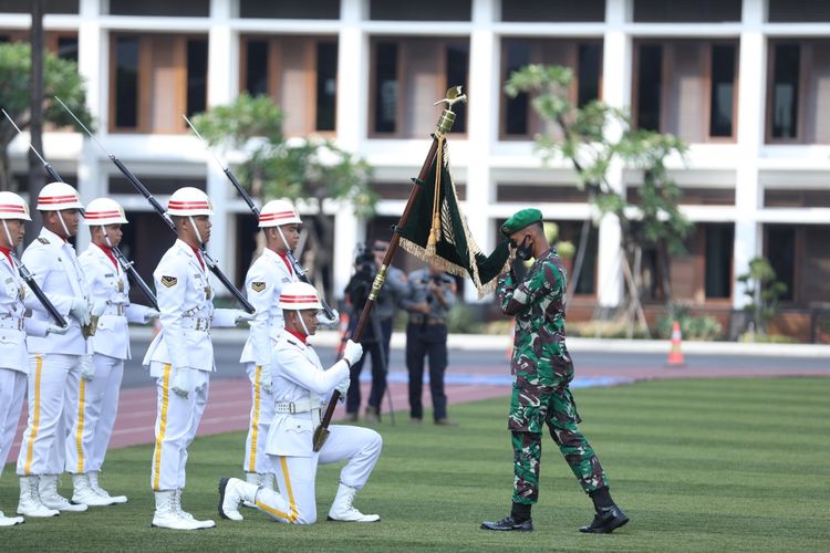 Sebanyak 493 perwira remaja jebolan Akademi Militer dan Sekolah Perwira Prajurit Karier Tahun 2022 resmi menjadi prajurit TNI Angkatan Darat melalui prosesi penerimaan di Markas Besar Angkatan Darat (Mabesad), Jakarta, Senin (22/8/2022).