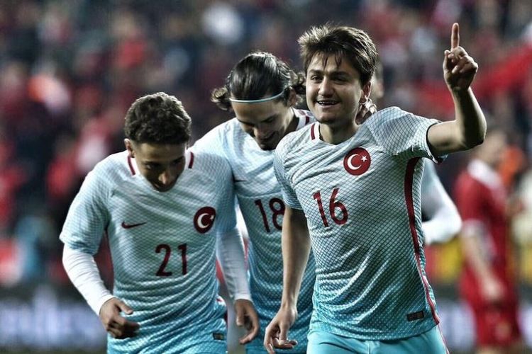 Pemain muda Turki, Cengiz Under (kanan), melakukan selebrasi setelah mencetak gol dalam debutnya bersama timnas Turki.