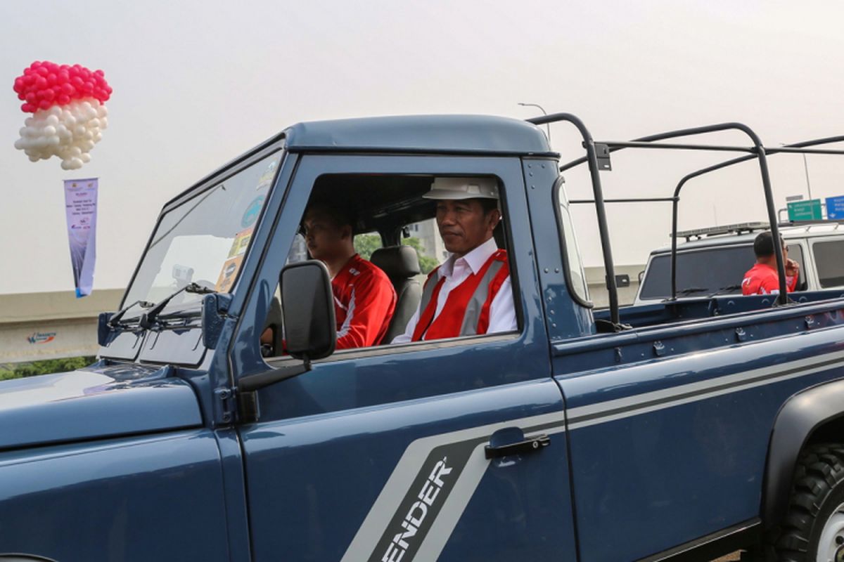 Presiden Joko Widodo berada di mobil bak terbuka, Land Rover Defender County, usai meresmikan jalan Tol Bekasi-Cawang-Kampung Melayu (Becakayu) di kawasan Jakasampurna, Bekasi, Jawa Barat, Jumat (3/11/2017). Presiden Joko Widodo meresmikan ruas jalan tol yakni Seksi 1B dan 1C sepanjang 8,26 kilometer yang terbentang dari Cipinang Melayu-Pangkalan Jati-Jakasampurna.