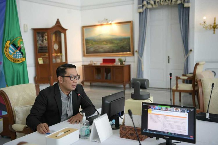 Gubernur Jabar Ridwan Kamil saat mengikuti video conference Rakor Perubahan Pengaturan WFO/WFO dalam Sektor Esensial dan Kritikal bersama Menteri Koordinator Bidang Kemaritiman dan Investasi di Gedung Pakuan, Kota Bandung, Rabu (7/7/2021).