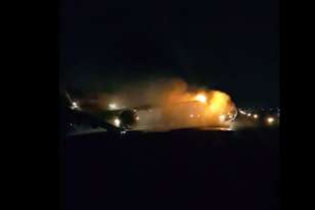 Pesawat Batik Air terbakar setelah bersenggolan dengan pesawat Transnusa di Bandara Halim Perdanakusuma, Jakarta, Senin (4/4/2016)