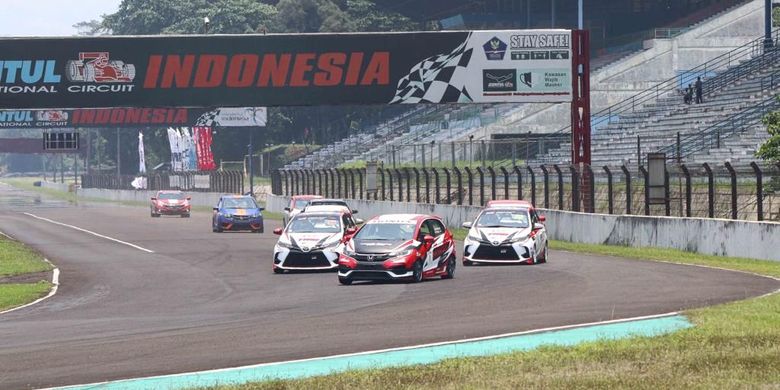 Pebalap Honda Racing Indonesia, Alvin Bahar (depan), saat membalap pada seri keempat Indonesian Sentul Series of Motorsport (ISSOM) di Sirkuit Internasional Sentul, Bogor, Jawa Barat, akhir pekan lalu.