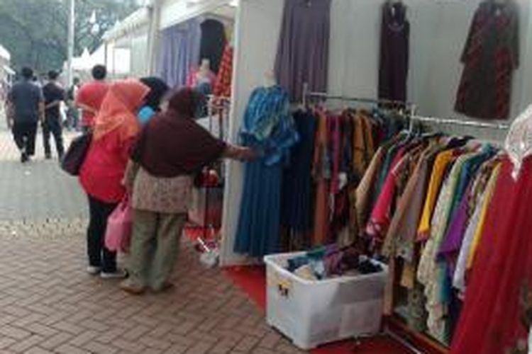 Stan-stan pedagang pakaian yang berpartisipasi dalam penyelenggaraan UMKM Expo dan Pekan Koperasi 2013 di Lapangan IRTI Monas, Jakarta (20/7/2013). Selama tiga hari pelaksanaan acara, para pedagang pakaian mengaku mereka tidak memperoleh keuntungan sama sekali