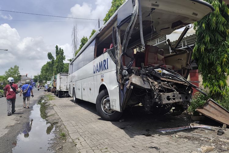 Bus Damri di evakuasi ke Polres Bangkalan. 