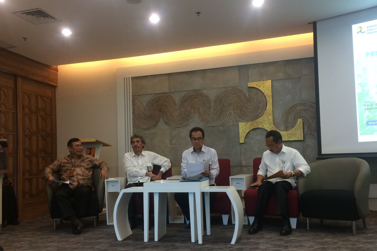 Direktur Utama PT SMF Ananta Wiyogo,  Direktur Utama LPPDPP Arief Sabarudin, Ditjen Pembiayaan Infrastruktur Pekerjaan Umum dan Perumahan Eko D. Heripoerwanto, dan Komisioner BP Tapera Adi Setianto pada saat konferensi pers di Media Center Kementerian PUPR, Kamis, (26/12/2019).