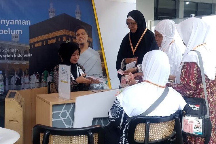 Petugas BSI melayani penukaran riyal bagi jemaah haji 2025 di embarkasi sebagai bagian dari layanan haji terintegrasi. 