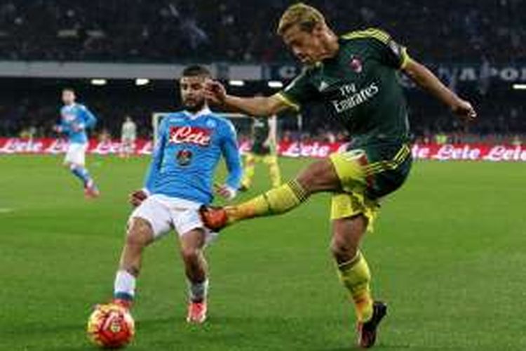 Gelandang AC Milan, Keisuke Honda (kanan), beraksi dalam laga lanjutan Serie A kontra Napoli di Stadion San Paolo, Senin (22/2/2016) atau Selasa dini hari WIB.