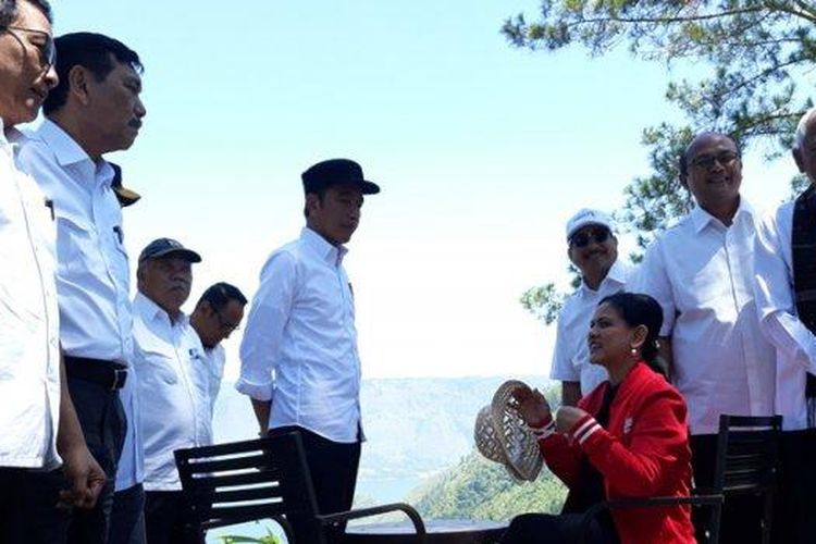 Presiden Jokowi dan Ibu Negara Iriana menikmati wisata The Kaldera Nomadic Escape yang berdiri di kawasan The Kaldera Resort seluas 386,7 hektare, Selasa (30/7/2019). 
