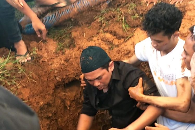 Pemakaman jenazah artis peran Saphira Indah di TPU Budi Darma, Jakarta Utara, Kamis (31/1/2019) siang.