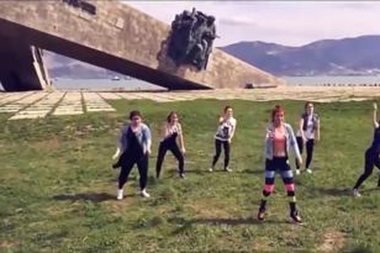 Sebanyak enam orang gadis harus berurusan dengan hukum setelah merekam aksi mereka menari di depan sebuah monumen Perang Dunia II di kota Novorossiysk, Rusia.