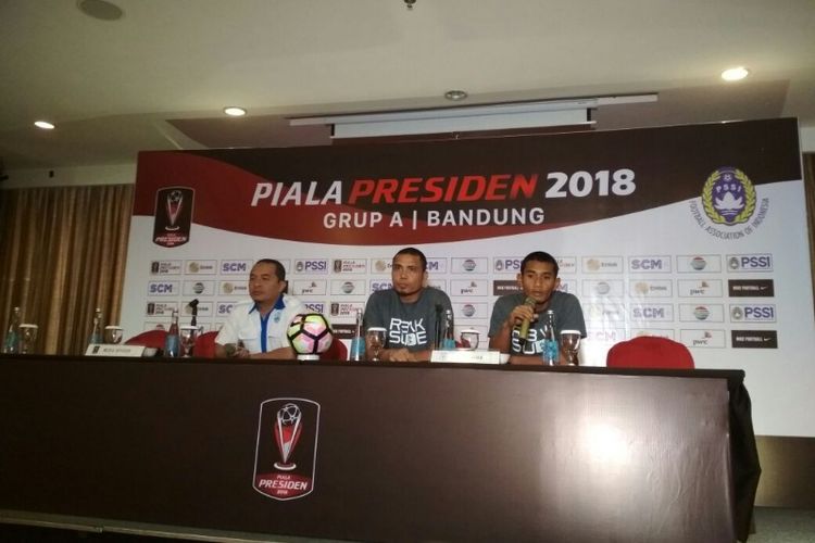 Asisten Pelatih PSMS Medan, Sahari Gultom dan Kapten PSMS Legimin Raharjo saat menghadiri konferensi pers di Hotel Grand Tjokro, Bandung, Sabtu (20/1/2018).