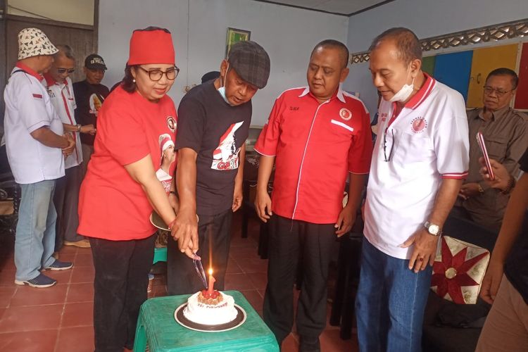 Albertus Sumbogo bertajuk hitam saat memotong kue pada acara ualangvtahun Seknas Ganjar Indonesia Kabupaten Purworejo yang ke 1 pada Rabu (5/10/2022)