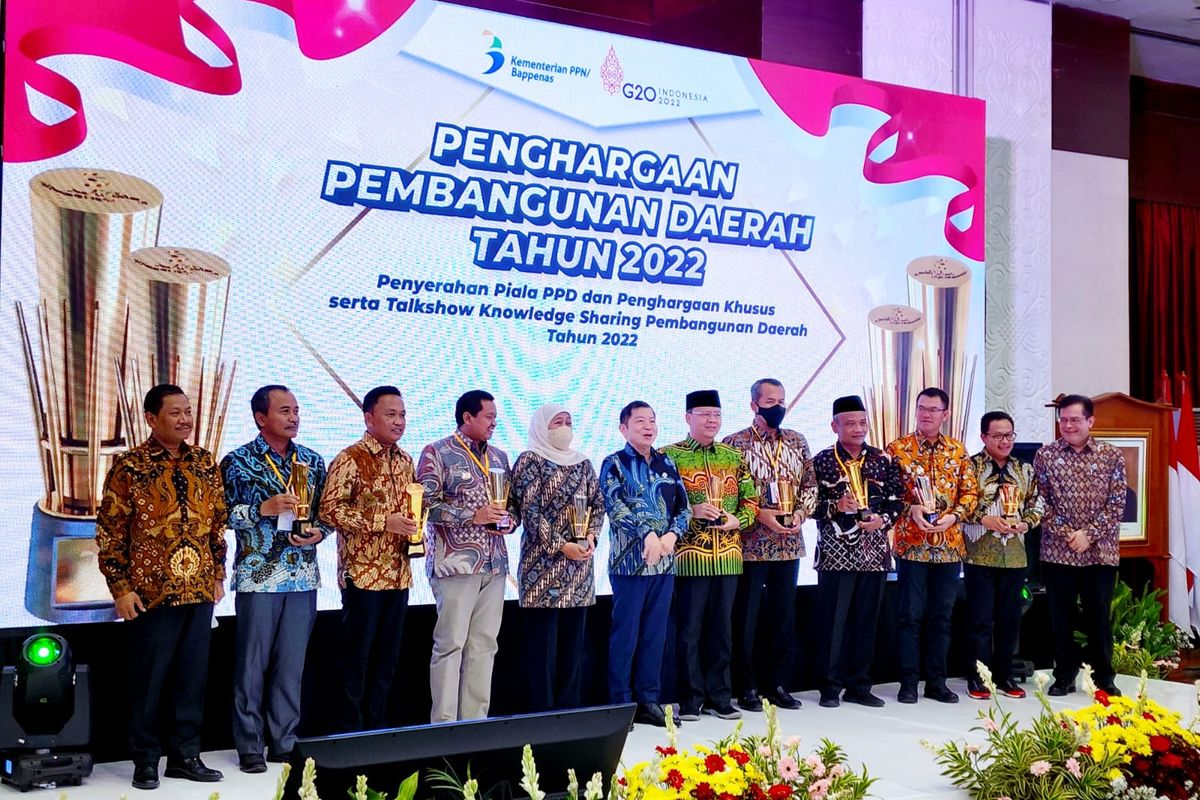 Bupati Wonogiri Joko Sutopo (lima dari kanan) berfoto dengan Menteri Perencanaan Pembangunan Nasional (PPN)/Kepala Badan Perencanaan Pembangunan Nasional (Bappenas) Suharso Monoarfa dan beberapa kepala daerah lain yang mendapatkan penghargaan pembangunan daerah 2022.
