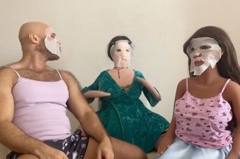Video Aneh Binaragawan yang Menikahi Boneka Seks Pakai Masker Wajah Bersama