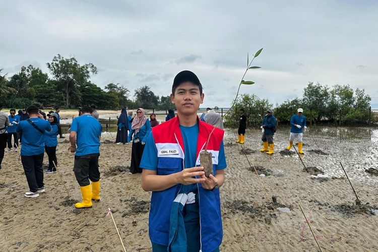 Lewat program Aksi Sobat Bumi, Iqbal Fauzi mengikuti aksi pelestarian lingkungan.