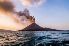 Gunung Anak Krakatau Erupsi Beberapa Kali Sejak Semalam
