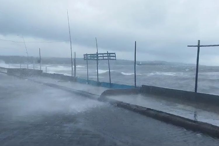 Cuaca Ekstrem Angin Kencang dan gelombang tinggi hantam pesisir pantai Sumbawa