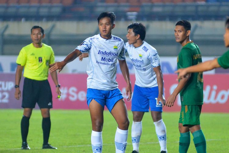 Pemain muda Persib Ridwan Ansori mendapat kepercayaan dari pelatih Robert Alberts ketika turun di laga perempat final Piala Presiden 2022 melawan PSS Sleman, di Stadion Si Jalak Harupat Kabupaten Bandung, Jumat (1/7/2022).