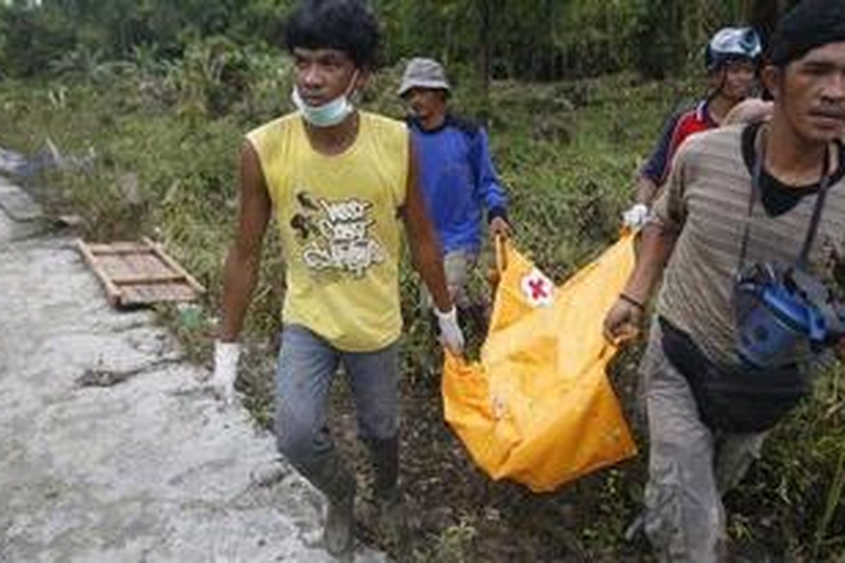 Warga Sikakap bersama tim SAR, Jumat (29/10/2010), mencari jenazah warga yang tertimbun puing bangunan dan pohon akibat tersapu gelombang tsunami. Lebih dari sekitar 100 warga dilaporkan hilang. Jenazah yang berhasil ditemukan dikuburkan secara massal di lokasi tersebut. 