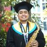 Wisudawan UMM Ini Punya Bakat di Saksofon, Berharap Main di Panggung Besar