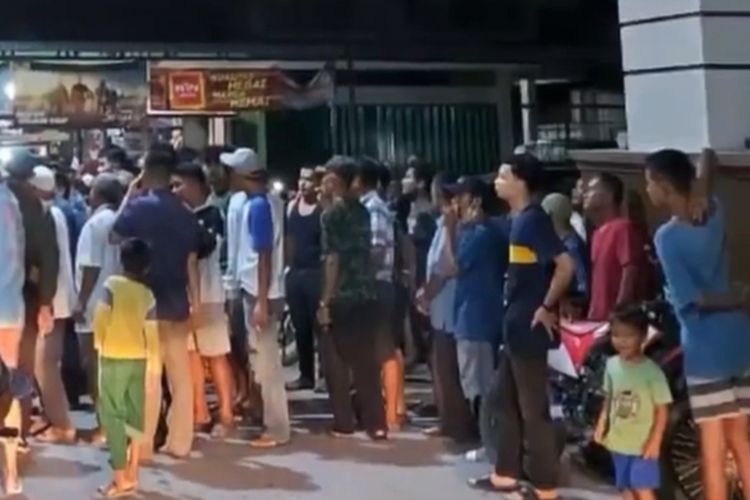 Keributan antar warga di Jalan Pemuda, Kelurahan Tampan, Kecamatan Payung Sekaki, Kota Pekanbaru, Riau, Rabu (16/3/2022) malam.