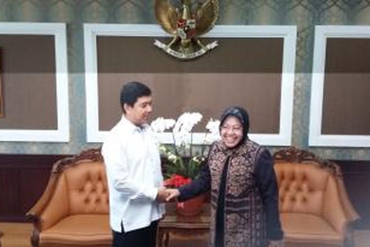 Menteri Pendayagunaan Aparatur Negara dan Reformasi Birokrasi Yuddy Chrisnandi bertemu Wali Kota Surabaya Tri Rismaharini di Gedung Kemenpan RB, Jakarta Selatan, Selasa (4/8/2015).