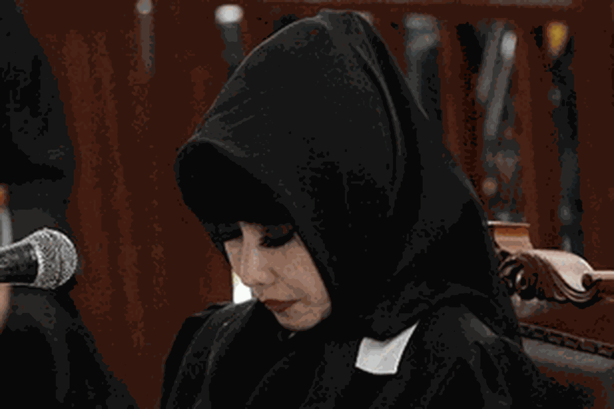 Tersangka kasus pencucian uang dan kejahatan perbankan, Malinda Dee (48), terlihat menunduk saat menjalani sidang di Pengadilan Negeri Jakarta Selatan dengan agenda pembacaan dakwaan, Selasa (8/11/2011).