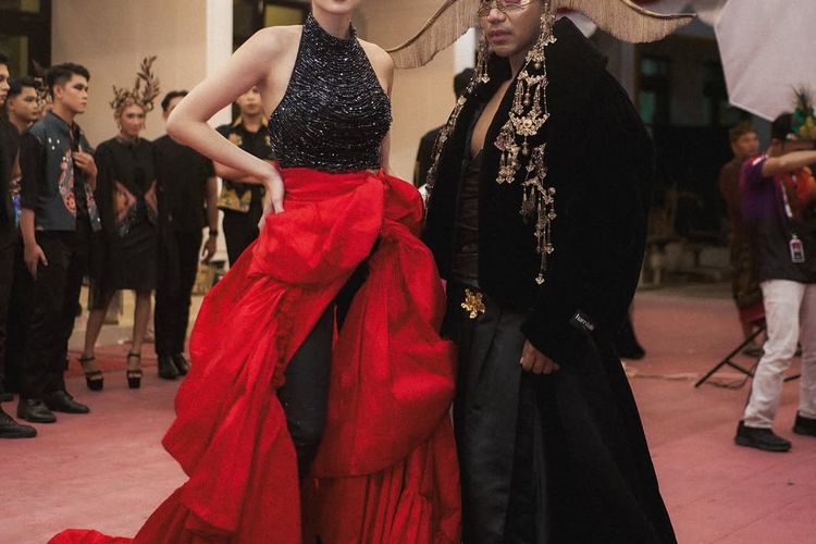 Patricia Gouw tampil memukau di Jember Fashion Carnaval dan Artwear Carnival 2025 dengan busana dramatis, aksesori megah, dan riasan glamor.