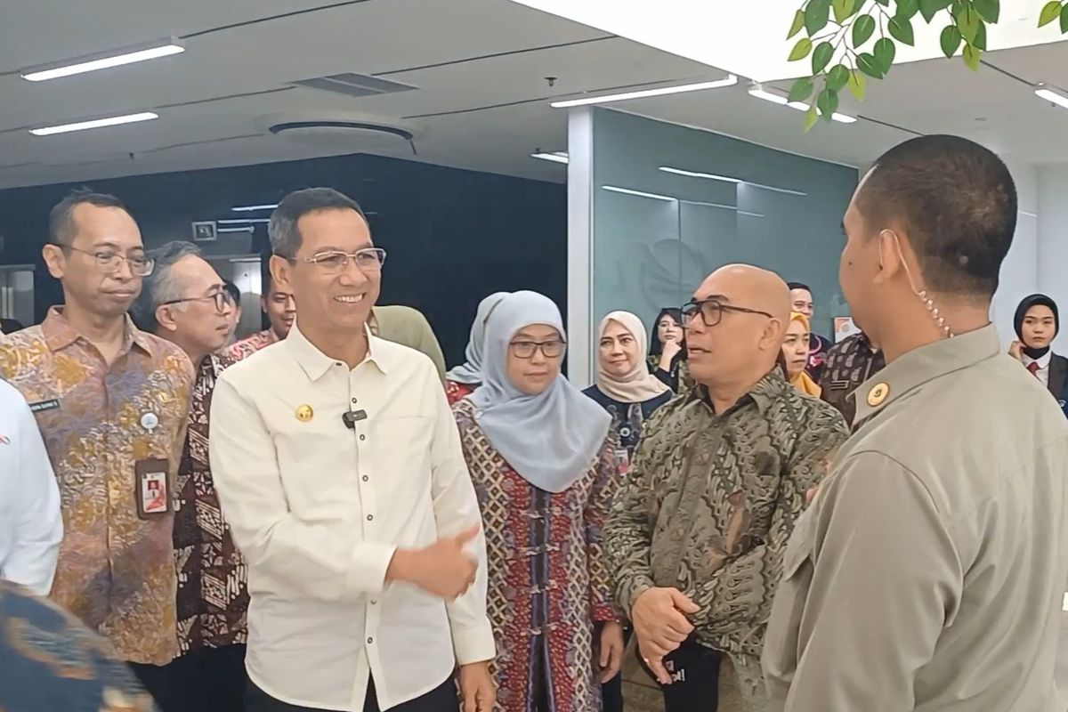 Pj Gubernur DKI Jakarta Heru Budi Hartono bersama Komisaris PT LRT Jakarta Azas Tigor Nainggolan di Stasiun LRT Pegangsaan Dua, Jakarta Utara, Kamis (28/3/2024).