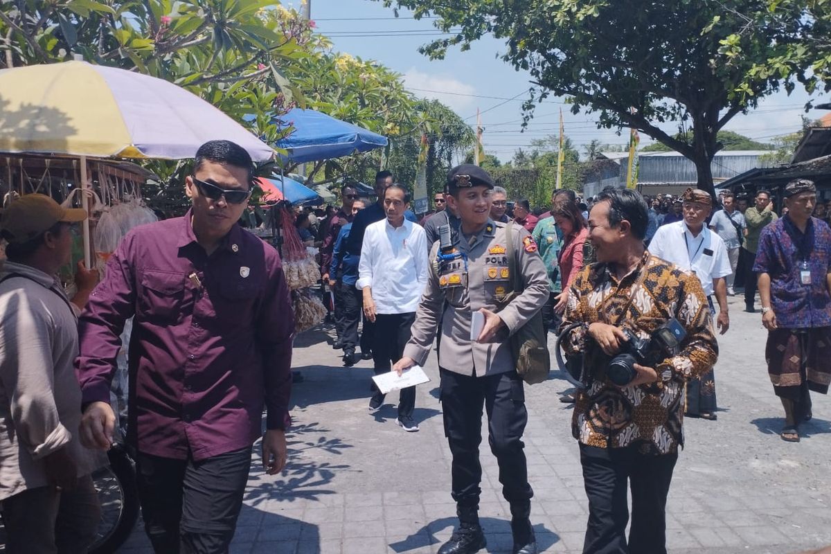 Presiden Joko Widodo saat meninjau harga bahan kebutuhan pokok di Pasar Bulan, Kabupaten Gianyar, Provinsi Bali, pada Selasa (31/10/2023). KOMPAS.com/ Yohanes Valdi Seriang Ginta